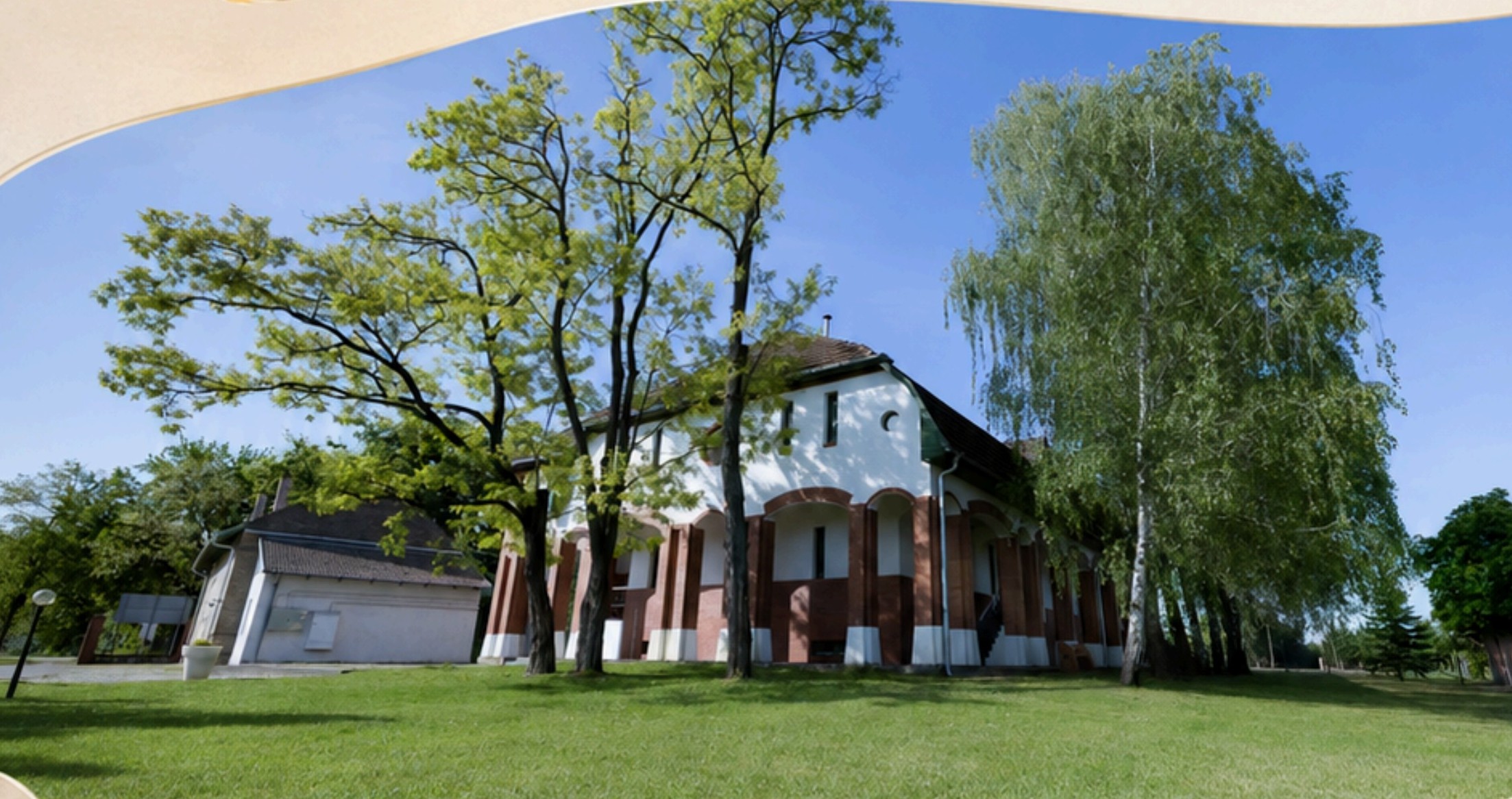 A Zöldfás Ház parkja és épülete